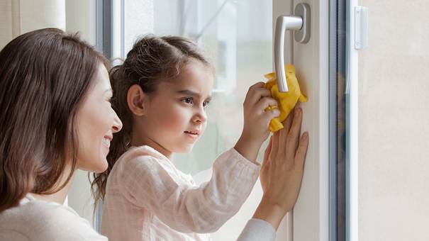 Damit Ihre REHAU Fenster dauerhaft schön, funktional und energieeffizient bleiben, braucht es nicht viel – nur die richtige Pflege. Mit ein paar einfachen Handgriffen halten Sie Rahmen und Glas in Bestform, vermeiden hartnäckige Verschmutzungen und sorgen für dauerhaft einwandfreie Funktion.
Erfahren Sie hier, wie Sie Ihre Fenster richtig reinigen, sinnvoll lüften und worauf Sie bei Wartung und Sicherheit achten sollten.