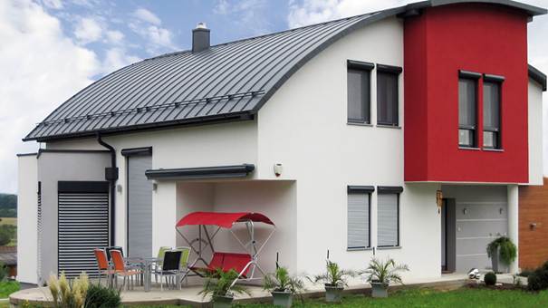 Moderne Rollläden von GROWE bieten mehr als nur Schatten: Sie verbessern die Energieeffizienz, erhöhen die Sicherheit und sorgen für echten Wohnkomfort. Ob Vorbau-, Aufsatz- oder Neubau-Element – jedes System überzeugt durch langlebige Materialien, ruhigen Lauf und flexible Gestaltungsmöglichkeiten. Kunststoff oder Aluminium? Unauffällig integriert oder bewusst als Designakzent? Wir beraten Sie gern zu den passenden Lösungen für Ihr Zuhause.