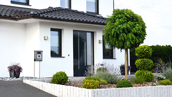 Die Haustür ist mehr als ein Eingang – sie ist der erste Eindruck Ihres Zuhauses und der letzte Schritt hinein in Ihren persönlichen Rückzugsort. Mit den hochwertigen Haustürsystemen von REHAU verbinden Sie Sicherheit, Wärmedämmung und modernes Design zu einer Lösung, die perfekt zu Ihrem Haus und Ihrem Stil passt. Ob GENEO®, SYNEGO oder Brillant-Design: Jede Haustür punktet mit langlebiger Qualität, individuellen Gestaltungsmöglichkeiten und zuverlässigem Schutz. Und mit einer persönlichen Beratung finden wir gemeinsam genau die Tür, die Ihr Zuhause wirklich widerspiegelt. Für eine unverbindliche Preisabfrage können Sie Ihre Wunschhaustür direkt über den REHAU Fensterkonfigurator erstellen – wir kümmern uns anschließend um ein Angebot, das genau zu Ihren Vorstellungen passt.